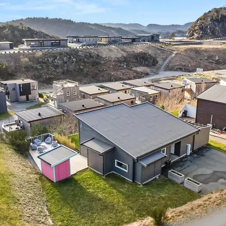 Semesterbostad Stunning In Lindesnes With Wifi